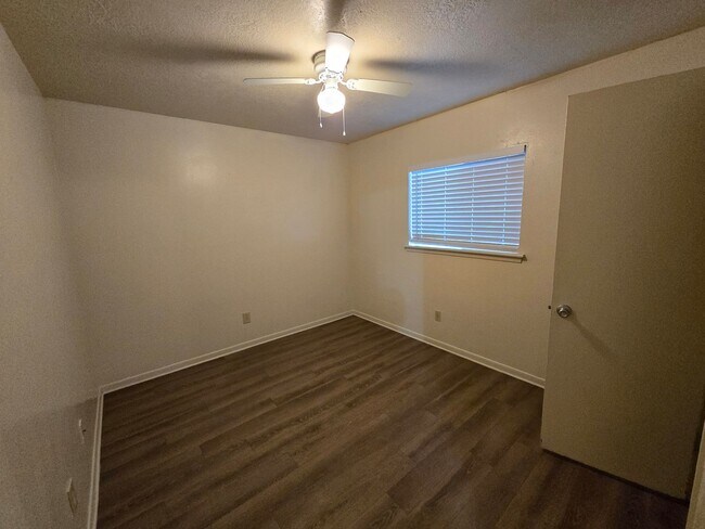 Building Photo - College Station - 2 Bedroom / 1 Bath in No...