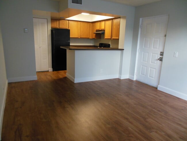 ONE BEDROOM ONE BATHROOM!! WATERFRONT COMMUNITY! - ONE BEDROOM ONE BATHROOM!! WATERFRONT COMMUNITY! Apartment