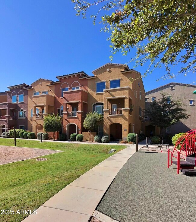 Foto del edificio - 240 W Juniper Ave