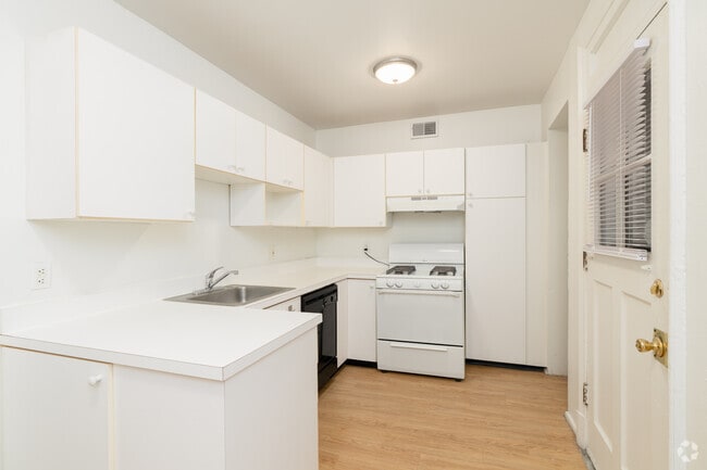 Interior Photo - DeMun