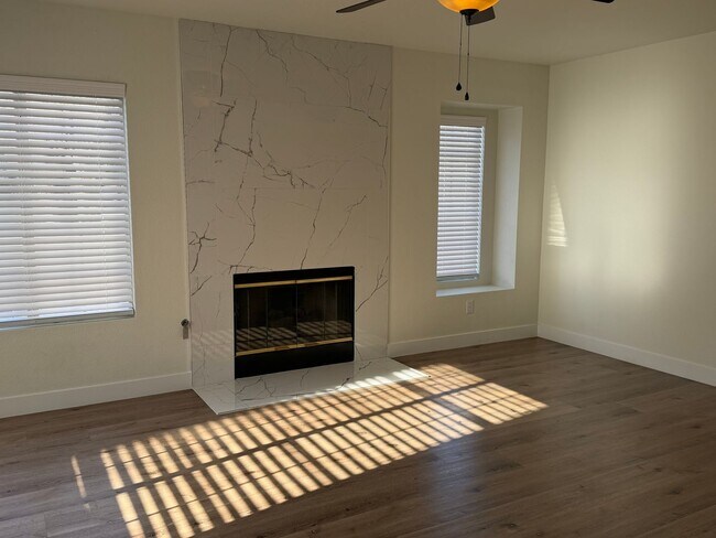 Building Photo - Gorgeous Remodeled 3 Bedroom Henderson Townhome