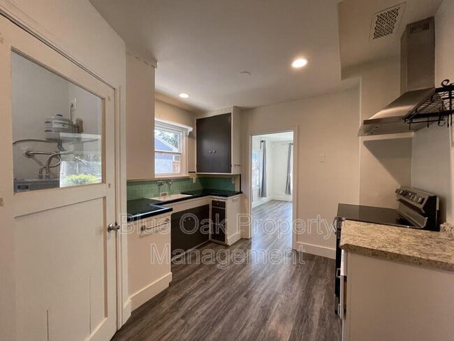 Foto del edificio - 266 E 6th Ave