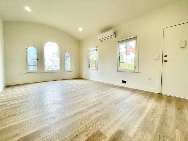 Building Photo - 836 N Alta Vista Blvd