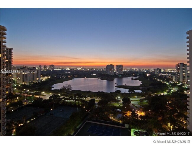 Foto del edificio - 20281 E Country Club Dr