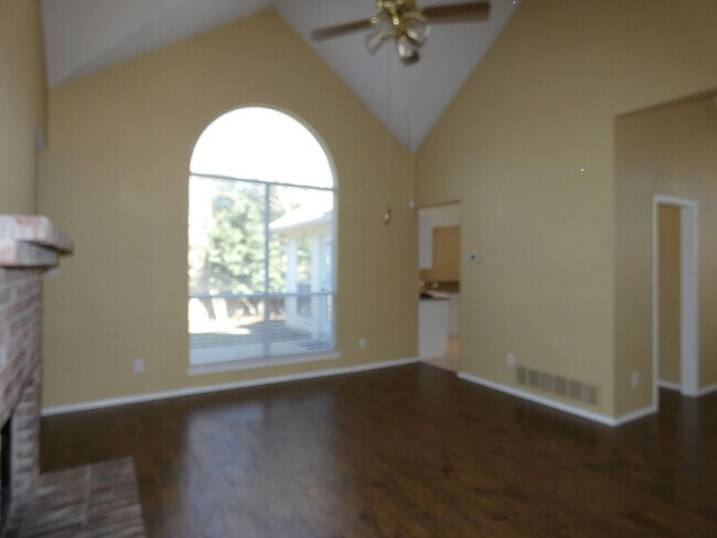 Building Photo - 4801 N Cascades St