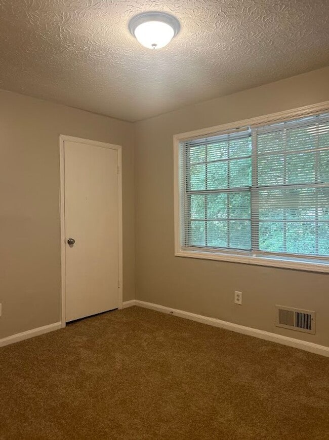 Building Photo - 1015 Cedar Ave