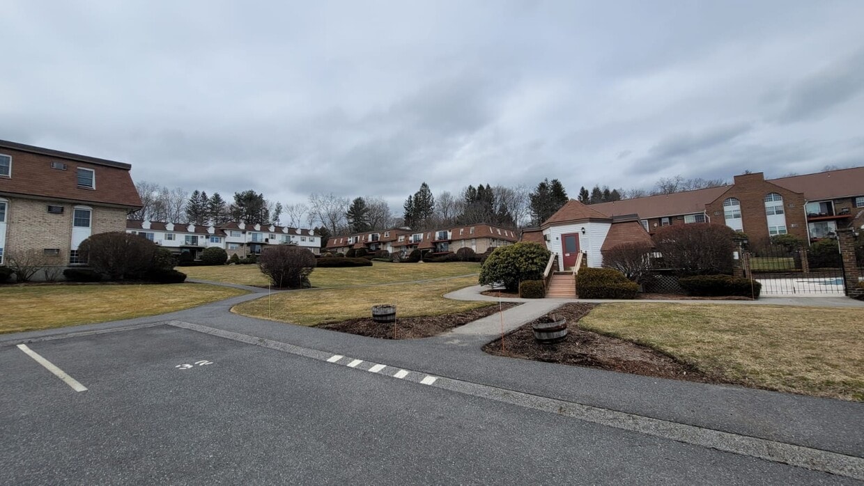 2 Williamsburg Ct Unit 4, Shrewsbury, MA 01545 Condo for Rent in