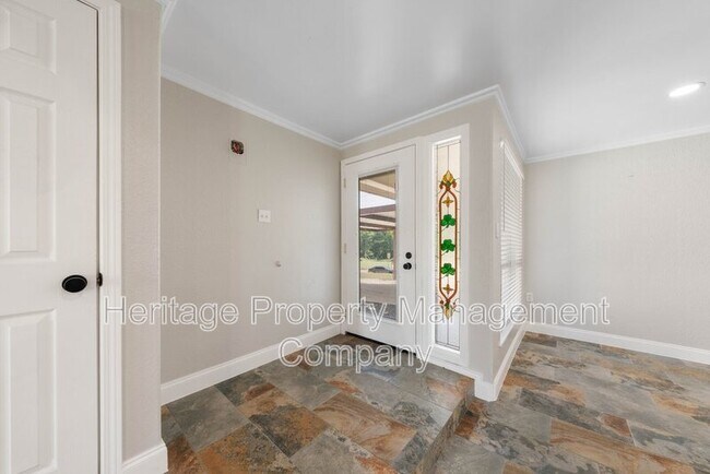 Building Photo - 640 Crest Ln
