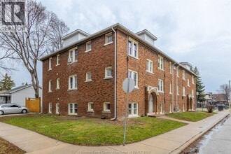 Building Photo - 706 Elliott St E