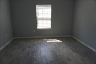 Building Photo - 11753 White Cedar St