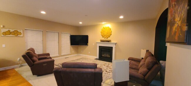 Building Photo - 2217 Wolford Cir