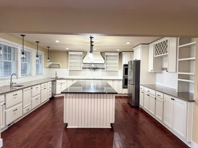 Building Photo - Stunning 4 Bedroom 2.5 bath home on over an acre near the city!