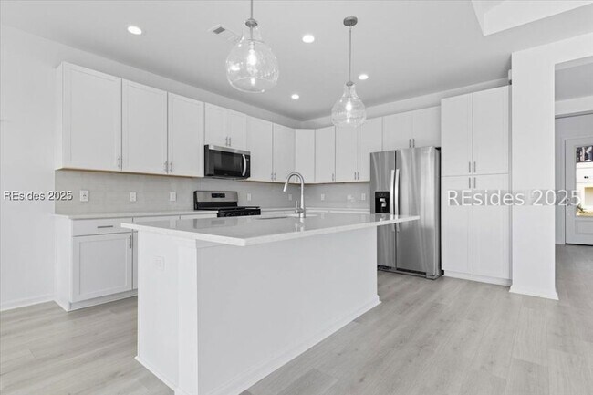 Building Photo - 921 Tropics Ave