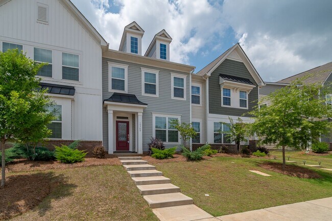 Building Photo - Spacious 3BR/2.5BA Townhome with Community Pool in Prime Steele Creek Location