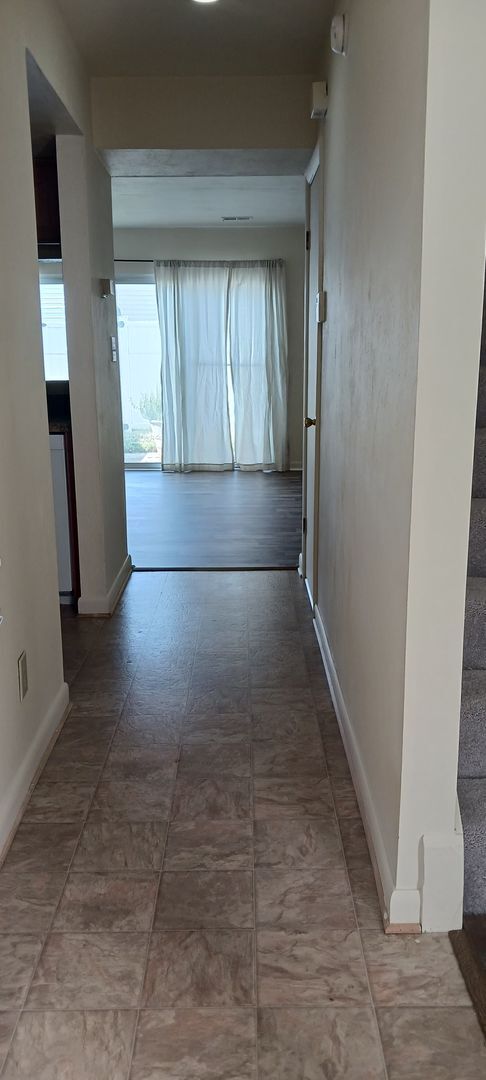 Building Photo - 2 bedroom/ 1.5 bathroom- The Midlands