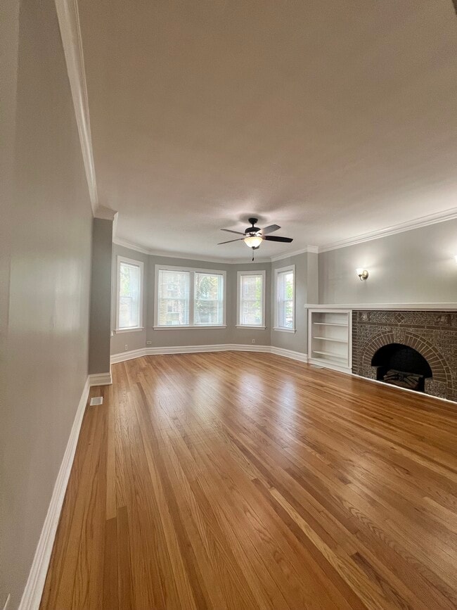 LIING ROOM - 3748 W Windsor Ave