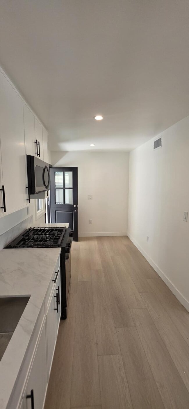 Building Photo - 537 S Catalina St