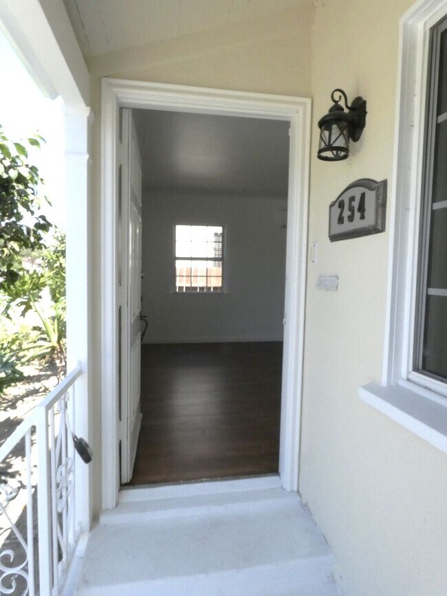 Building Photo - *Available NOW  in Inglewood!*
