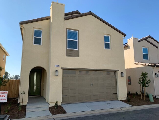 Building Photo - 3/2.5 In North Clovis Near Buchanan High S...