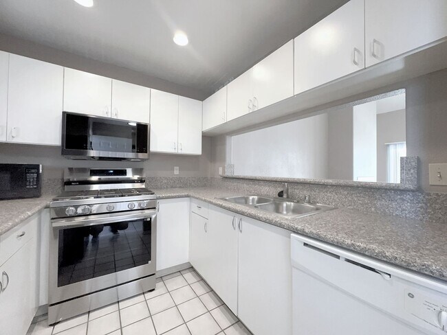 Foto del edificio - 2b2b Condo Tropicana/Jones  $1450
