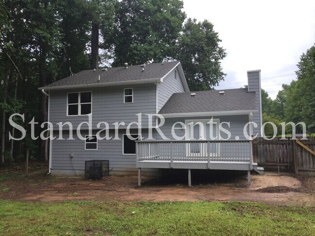 Building Photo - Huge yard!