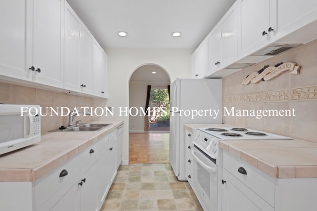 Building Photo - 908 Lea Dr