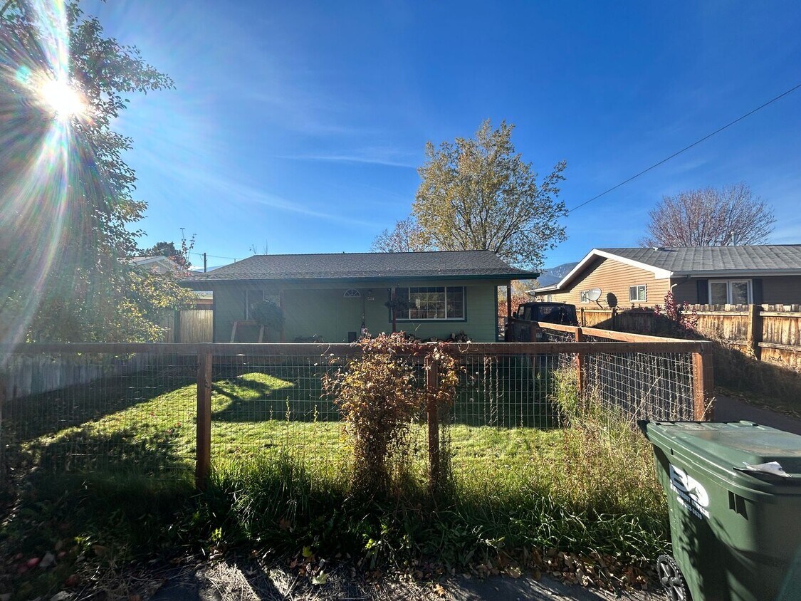 Primary Photo - Cozy 2 bed, 1 bath Hamilton home with spac...