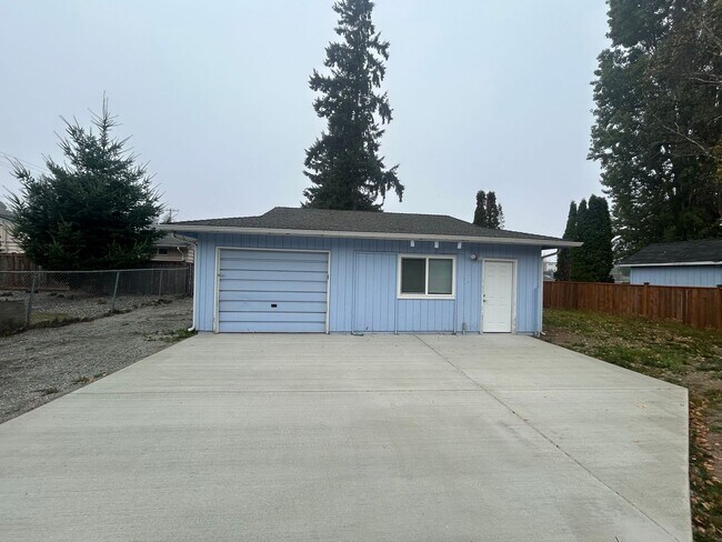 Foto del edificio - Private, Quiet HOME 1 bd 1 bath w/ garage ...