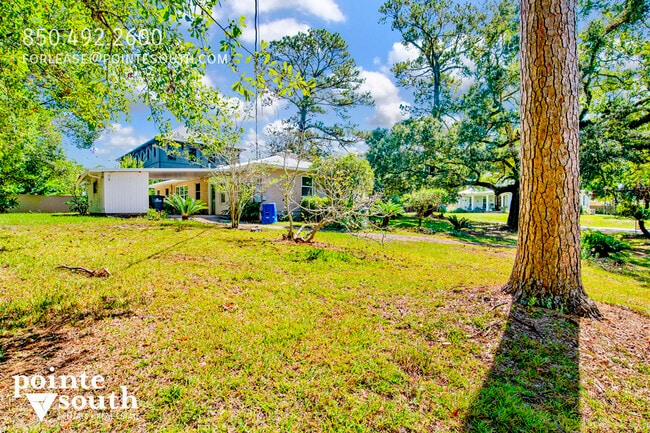 Building Photo - 703 Belrose Ave