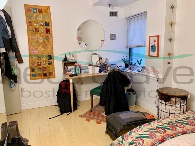 Building Photo - 2 Bed Minutes from BU Available 9/1/26