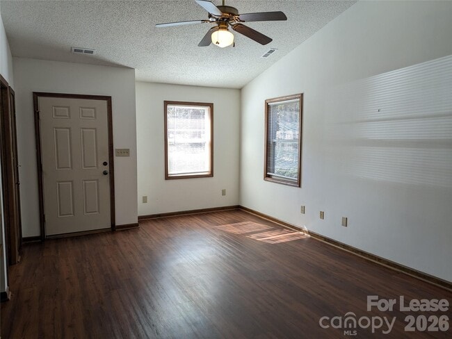 Building Photo - 119 Birdie Ct