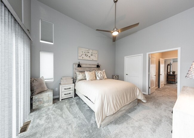 Building Photo - Urbanite Living near Downtown 3 Bed End Unit Townhouse