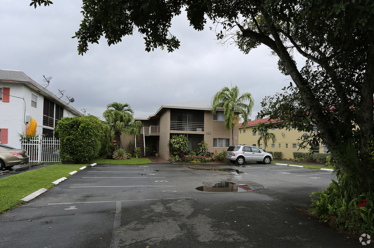 Building Photo - 877 NE 18th Ct