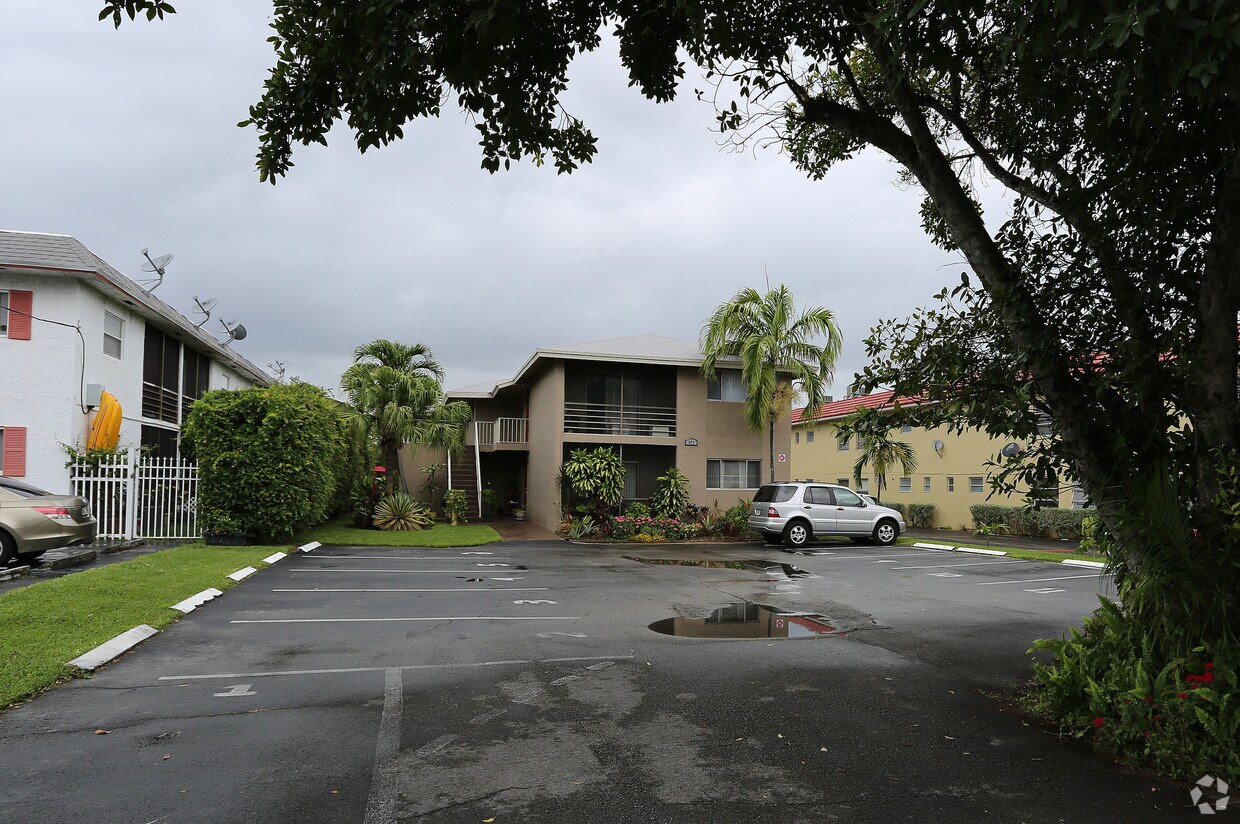 Foto del edificio - 877 NE 18th Ct