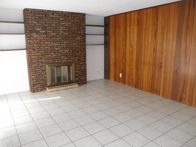 Building Photo - Forest Lakes