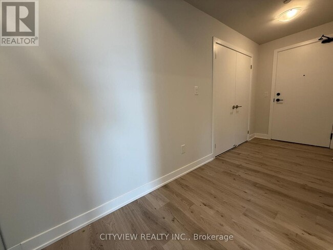 Photo du bâtiment - 430-1430 Square One Dr