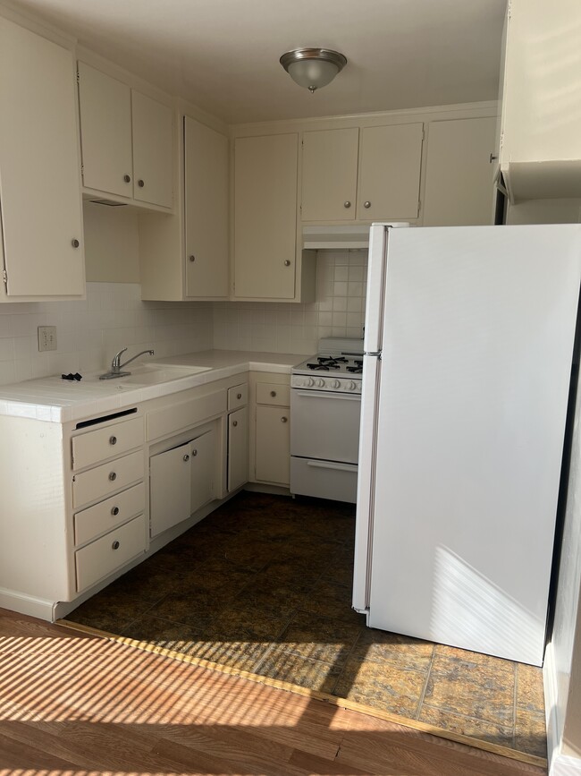 Kitchen - 18401 Malden St