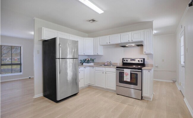 Building Photo - 701 Churchill Dr