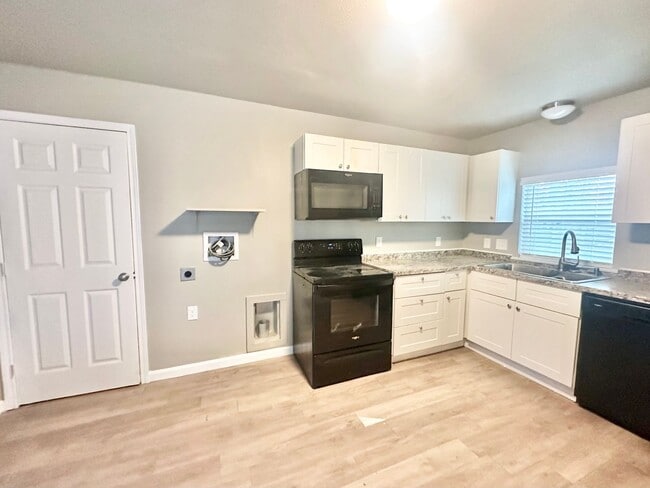 Building Photo - Adorable 2 Bed / 1 Bath Near Downtown Denton!