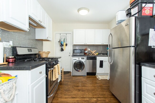 Foto del edificio - 3845 N Greenview Ave