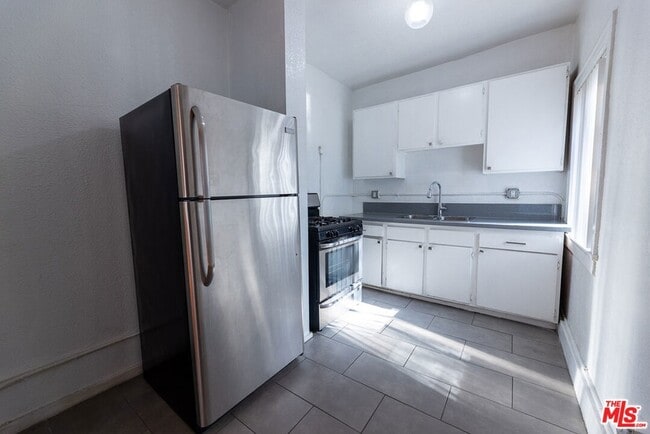 Foto del edificio - 661 Shatto Pl