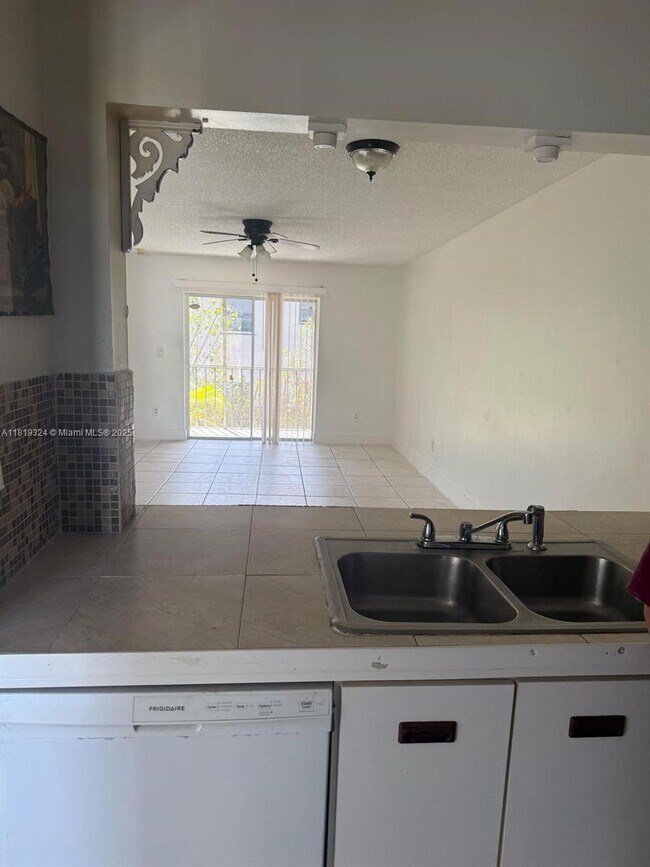 Foto del edificio - 438 NE 210th Cir Terrace