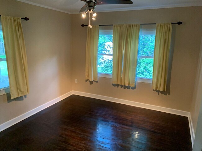 Building Photo - Adorable 1940s Home In Colonial Town
