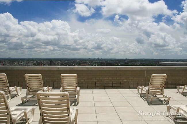 Foto del edificio - 301 E 75th St
