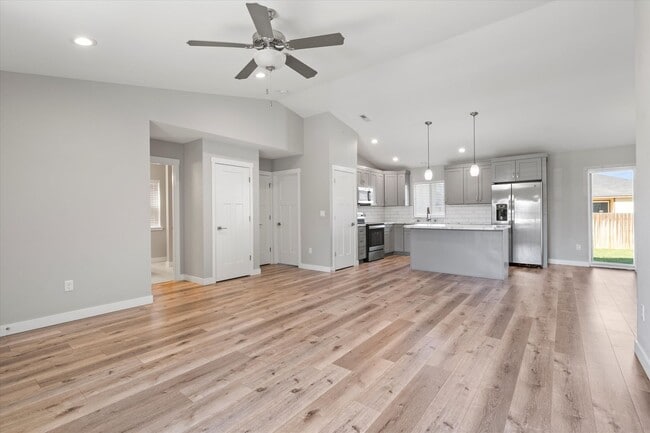 Building Photo - Newer Home in Quiet Neighborhood