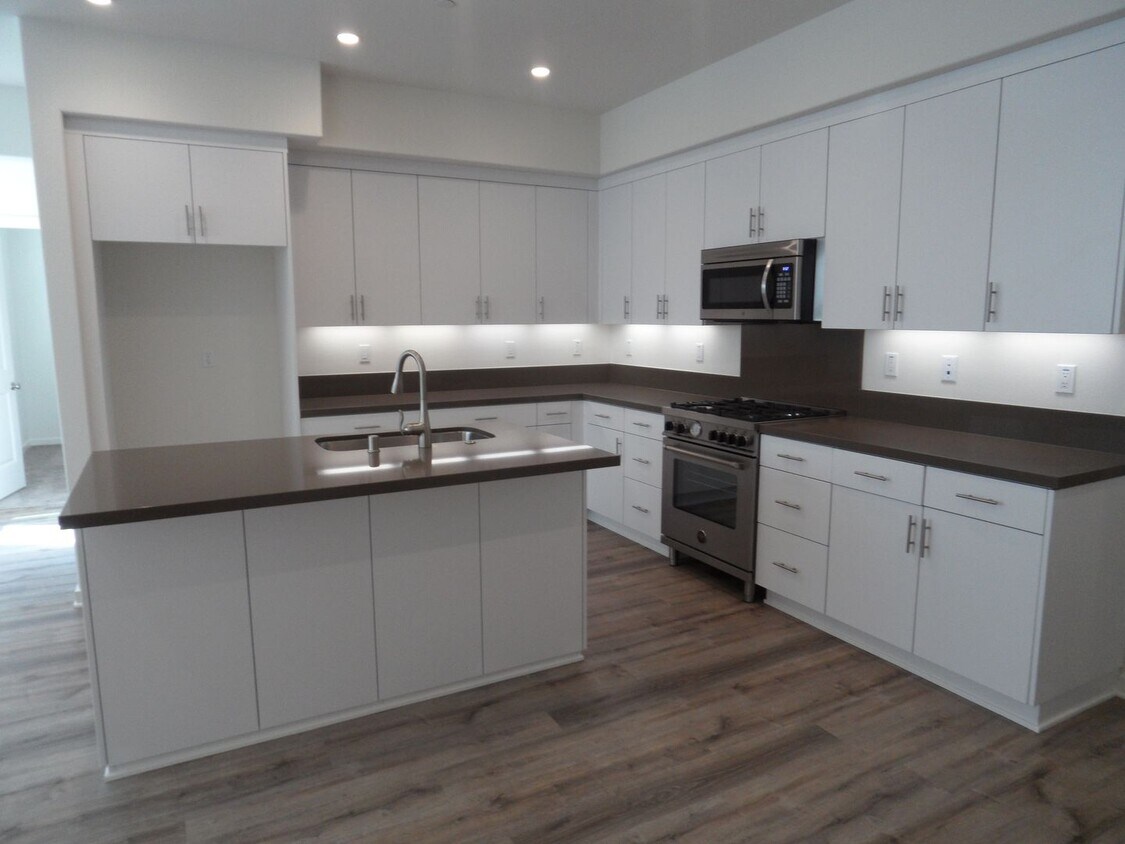 Foto principal - 4BR 3BA two-story condo with 2 Car Attache...