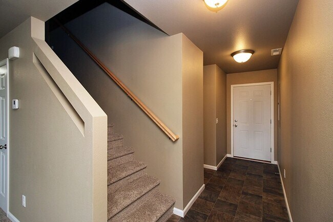 Building Photo - Reserve this Twin Home in a COZY Neighborhood Available Now!