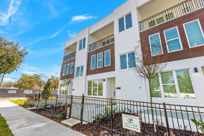 Building Photo - Beautiful 3 Bedroom Townhouse in Tampa Hei...