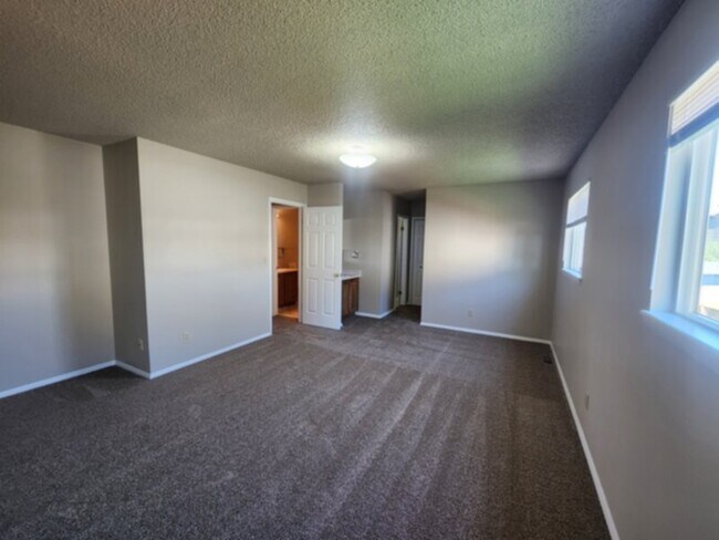Building Photo - Beautiful split level home in Fountain