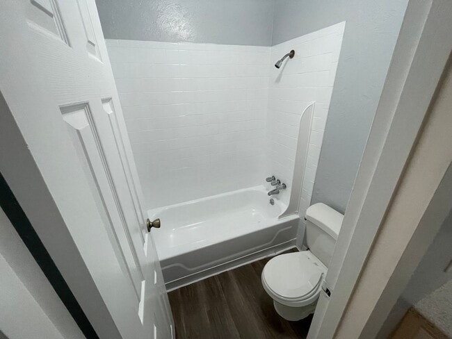 Building Photo - Location, location, location!  876 SF Unit...